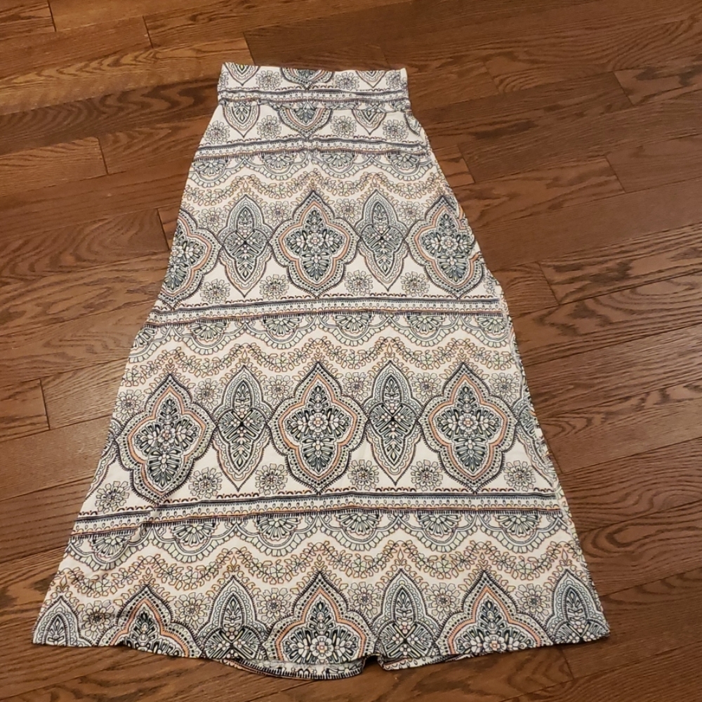 Maxi skirt with slits on sides